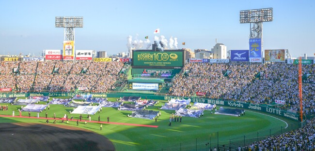 甲子園の100歳の誕生日を祝福する47,000人の観客