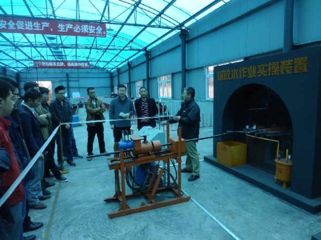 青龍炭鉱・実技研修基地でのボーリング用備品の使用法指導の様子
