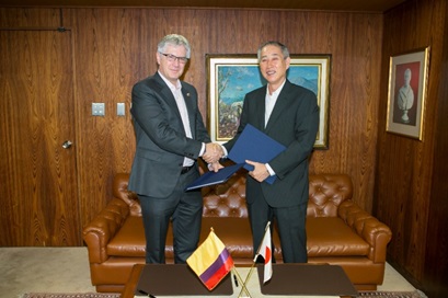 [MOU署名式] 在京コロンビア大使館にてガブリエル・デュケ大使（左）、黒木理事長（右）