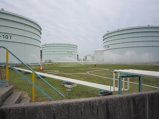 原油タンクへの放水銃と水幕ホースによる冷却散水
