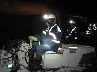 【機械化採鉱技術習熟コース（9名）】坑内での実技研修の様子