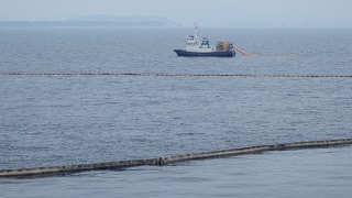 流出油防除訓練（三次オイルフェンス展張）