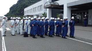 訓練終了後の若松海上保安部長からの講評