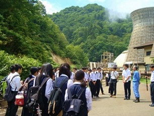 平館高校地熱探検隊の松川地熱発電所訪問（8月21日）