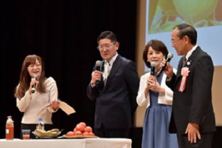ゲストの木佐彩子さんが地熱で育ったトマトなどを試食