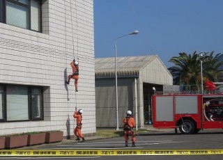 屋上からの救出・救護活動訓練