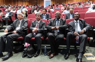 セミナーの様子 左から黒木理事長、竹田在ボツワナ大使、オバケン鉱物資源・環境保全技術・エネルギー安全保障省次官代理、ティアポ ボツワナ地球科学機構所長