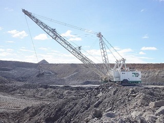 アイザックプレーンズ炭鉱で操業中のドラグライン（アイザックプレーンズイースト地域に移設予定）