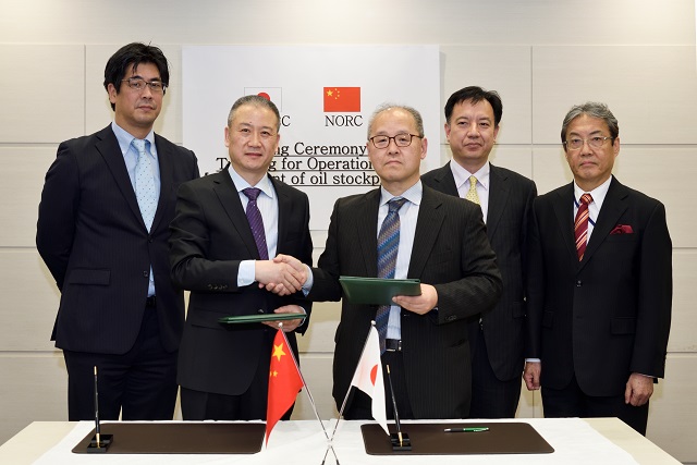 署名者：NORC副主任（左）、JOGMEC資源備蓄本部長（右）立会人（後列左より）：資源エネルギー庁石油精製備蓄課長、駐日中華人民共和国大使館参事官、JOGMEC理事長