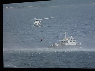 監視カメラにて海保ヘリ負傷者吊り上げ収容確認