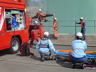 七尾鹿島消防本部によるバスケット担架を用いた負傷者救出訓練