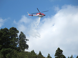 石川県消防防災航空隊ヘリコプターによる周辺への延焼防止のための空中散水訓練