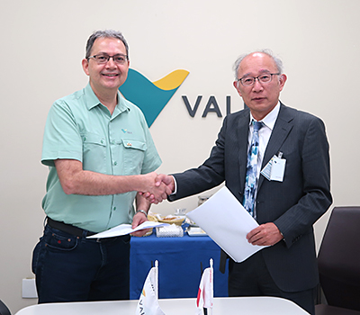 CRA 署名の様子 (左) Edson Ribeiro　VALE社　探査･鉱物プロジェクト部門長、　(右) 廣川 満哉　JOGMEC理事