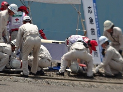 日本赤十字社も加わった負傷者応急措置