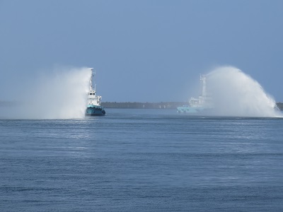 タンカー火災消火訓練で放水する福井国家石油備蓄基地防災船「新あすわ」（左）及び「新おしま」（右）
