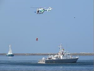 福井県防災ヘリ「ブルーアロー」による漂流者の吊上げ救助訓練