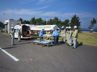 酸素呼吸器を装着しサービストンネルに取り残された所員の捜索及び救出・救急搬送