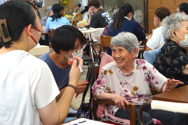 学生と高齢者とのワークショップ