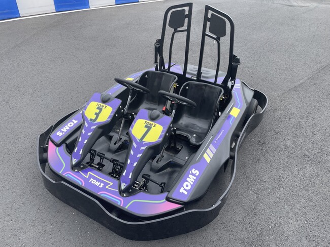 親子一緒に屋外コースを走行していただける2人乗りEVカート