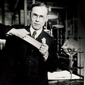1935年　デュポン社のカローザス博士により世界初の合成繊維として発明されました。