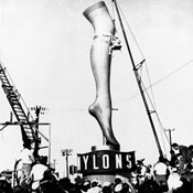 1939年　ナイロンの商業生産は急ピッチで進みました。低コスト化と女性ストッキング向け開発が決定し、デュポンはデラウェア州シーフォードにナイロンのフル生産プラントを設立しました。1940年5月には一般に販売を開始、ナイロンストッキングは大成功を収めました。このナイロン製ストッキングを求めてアメリカ国中の女性が商店で列を作ったのです。