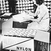 1954年　デュポンはザイテル®ナイロンの商標登録を行い、重工業向け耐熱、耐腐食用途の軽量新素材として市場に送り出しました。デュポンの高機能ポリマーの研究はナイロンを超えアセタールおよびポリエステルに展開しています。