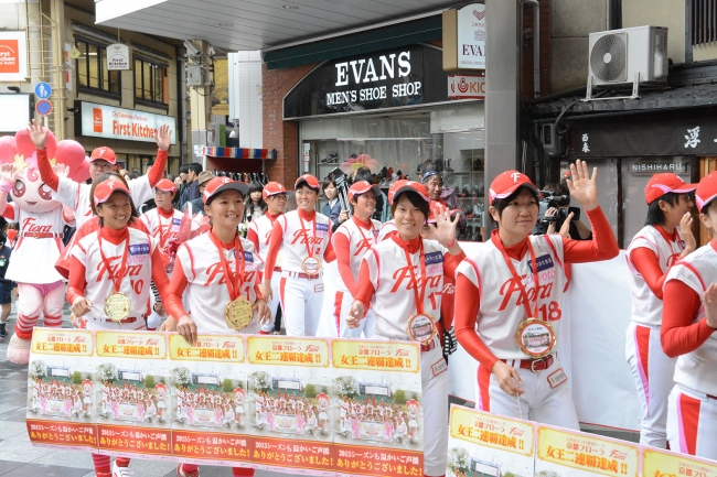 京都市内を歩く京都フローラの選手たち
