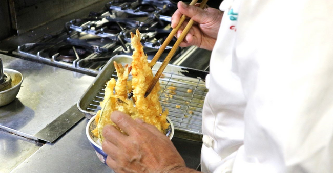 素早く組み立てられる天丼。揚げたての食感が楽しめる