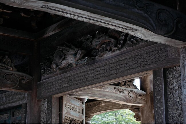 瑞泉寺山門。びっしりと見事な彫刻が彫られている様は圧巻です！