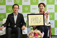 パリ2024パラリンピックバドミントン競技、女子ダブルス「銀メダル」の山崎悠麻選手が日野市長を表敬訪問日野市から2度目の「日野市民スポーツ栄誉賞」を贈呈