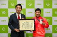 東京2025デフリンピックサッカー競技で銀メダルを獲得した名村昌矩選手に対し、日野市から「日野市民スポーツ栄誉賞」を贈呈