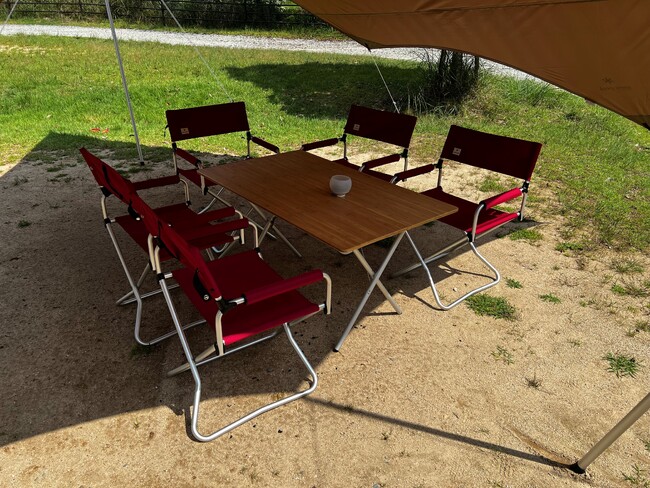 無料のキャンプ道具セットに含まれるテーブルと5脚のイスなどは一流キャンプメーカー製