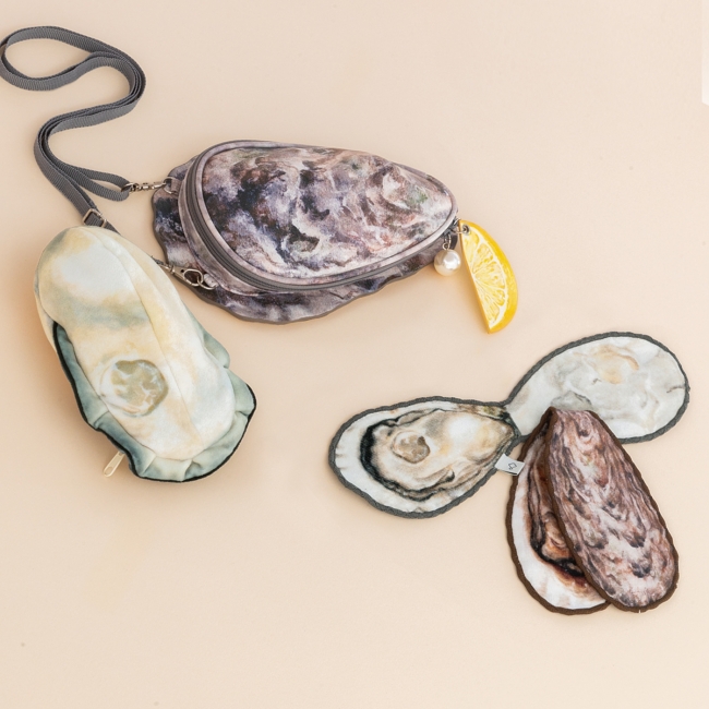 牡蠣の形はバッグにうってつけ 牡蠣 のポーチ付きショルダーバッグとハンカチ がフェリシモ You More とjr西日本のコラボで誕生 株式会社フェリシモのプレスリリース