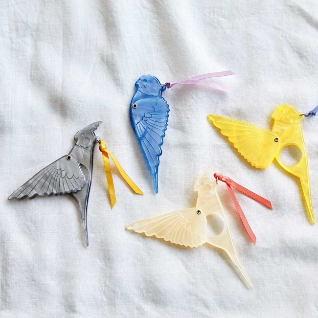 小鳥好きさんのための部活動 小鳥部 から スサーッと翼を広げる 小鳥のマスコットルーペ が登場 株式会社フェリシモのプレスリリース