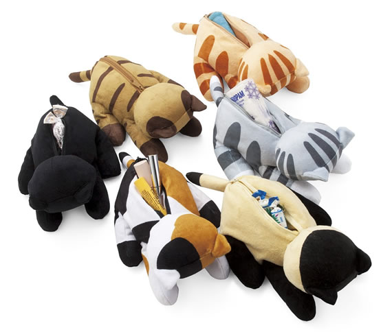 フェリシモ猫部 から ごめん寝 している猫がポーチになった ごめん寝ポーチ と ツンデレにゃん 朱肉付きの印鑑ケース が誕生 株式会社フェリシモのプレスリリース