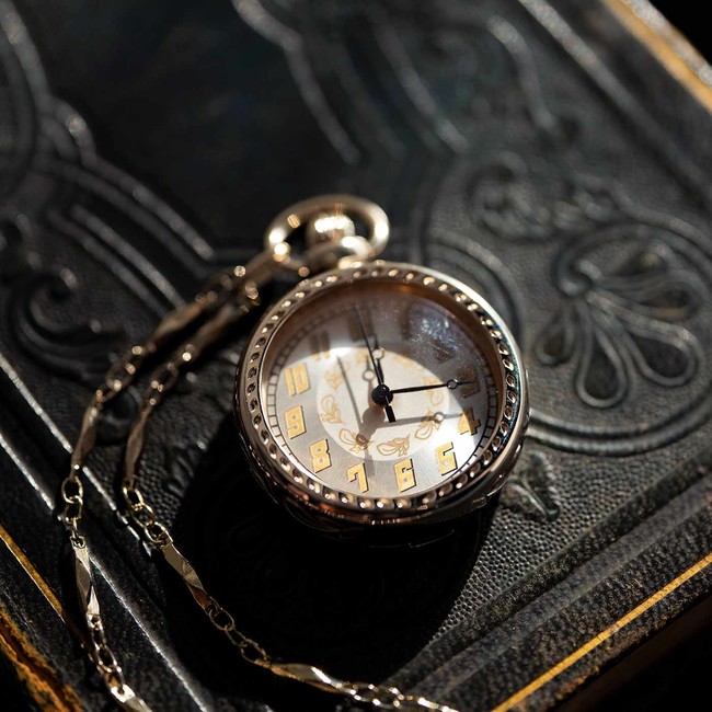 滋賀の時計工房に別注した アールデコ調の懐中時計 と 貝文字盤のクラシック腕時計 がフェリシモ 日本職人プロジェクト から登場 株式会社フェリシモのプレスリリース