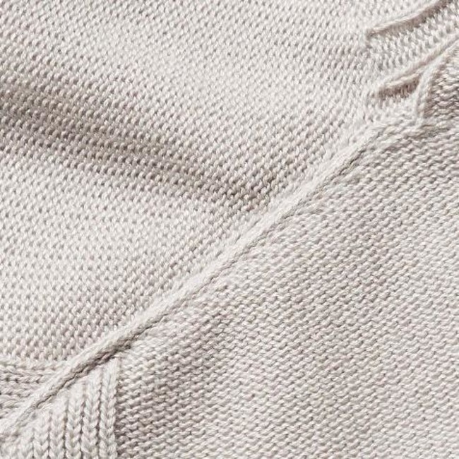 ホールガーメント（R）で縫い目のない、立体編みでごろつきがなく、からだになじむやさしい着心地です。