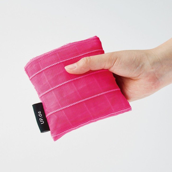 内ポケットに収納することで縦約12cm、横約13cmまでコンパクトにまとまります 内ポケットに収納することで縦約12cm、横約13cmまでコンパクトにまとまります