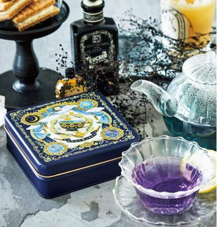 魔法陣のような缶の中に色の変わるお茶のティーバッグ20個入り。(コラボカフェでメニュー提供に使われるほか、店内ショップコーナーでも販売されます) 魔法陣のような缶の中に色の変わるお茶のティーバッグ20個入り。(コラボカフェでメニュー提供に使われるほか、店内ショップコーナーでも販売されます)