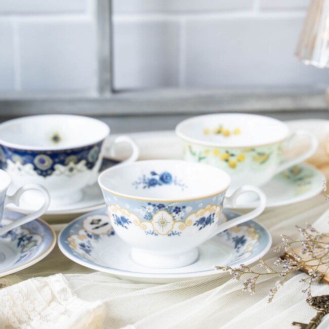 華やかなティータイムを楽しめるカップ&ソーサー(コラボカフェでメニュー提供に使われるほか、店内ショップコーナーでも販売されます) 華やかなティータイムを楽しめるカップ&ソーサー(コラボカフェでメニュー提供に使われるほか、店内ショップコーナーでも販売されます)