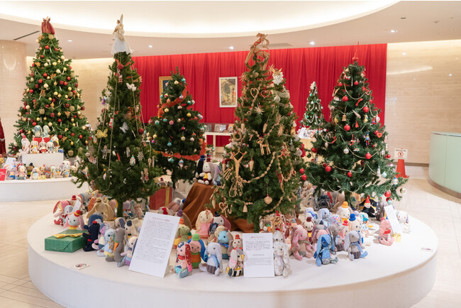 神戸ファッション美術館会場には、500体を超えるハッピートイズとアンティークのクリスマスグッズを展示