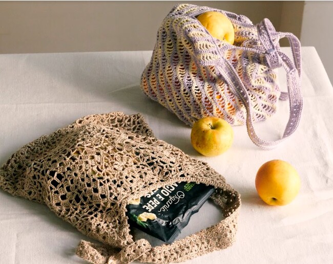 ひねりのきいた編み地とデザインが魅力のかぎ針編みバッグ