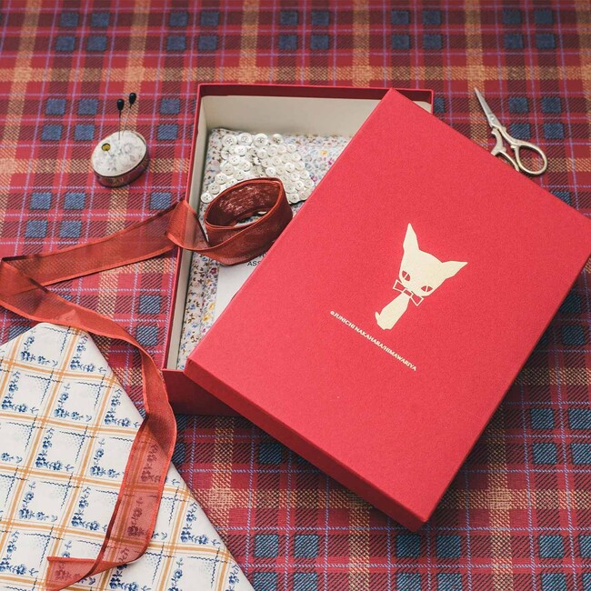 中原淳一さんのデザイン画を箔押ししたスペシャルBOX付き(道具類や撮影小物は付属しません) 中原淳一さんのデザイン画を箔押ししたスペシャルBOX付き(道具類や撮影小物は付属しません)