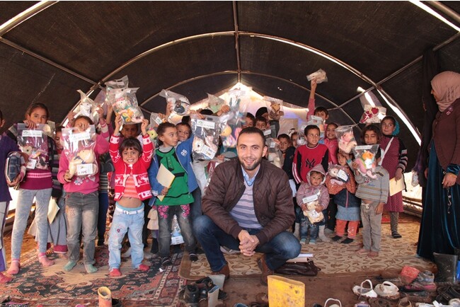 トルコに居住するシリア難民の子どもたちへの寄贈の様子