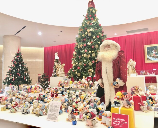 約400体のアヒルちゃんとクリスマスアイテムが一緒に展示されています