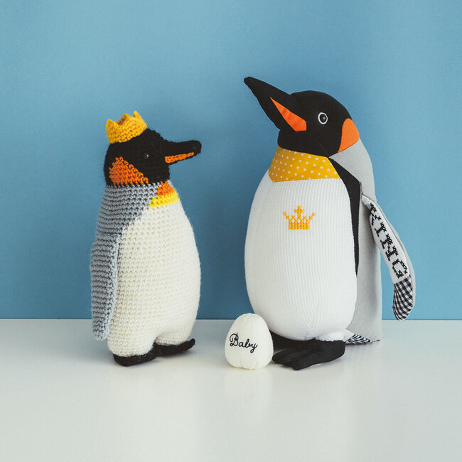 左・編みぐるみ、右・パッチワークのキングペンギン