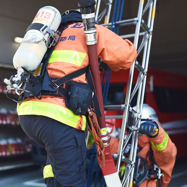 消防士にとって現場に欠かせない装備である三連はしごのデモンストレーション。現場さながらの緊張感に、気の緩みは微塵もない。