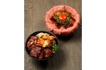 「にくぷく」のランチメニューがパワーアップ!「あふれるローストビーフ丼」「炭火焼き牛ハラミ丼」が登場