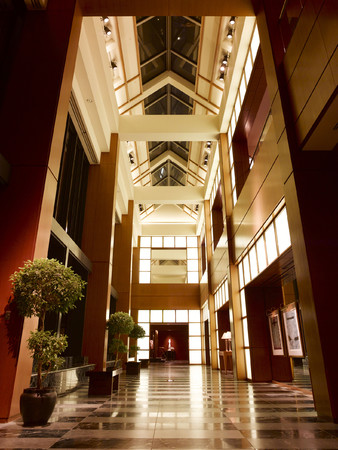 ホテルロビーから客室棟へとつながる回廊