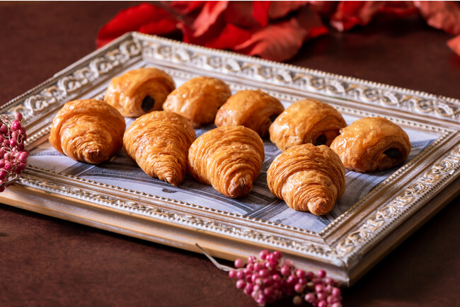 クロワッサン、パンオショコラ（2種の焼きたてパン）